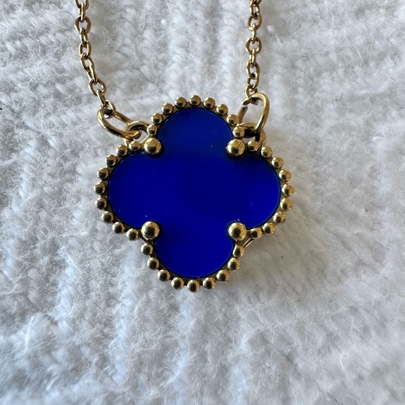 Elegant Gold and Blue Clover Pendant Necklace - Picture 5 of 5